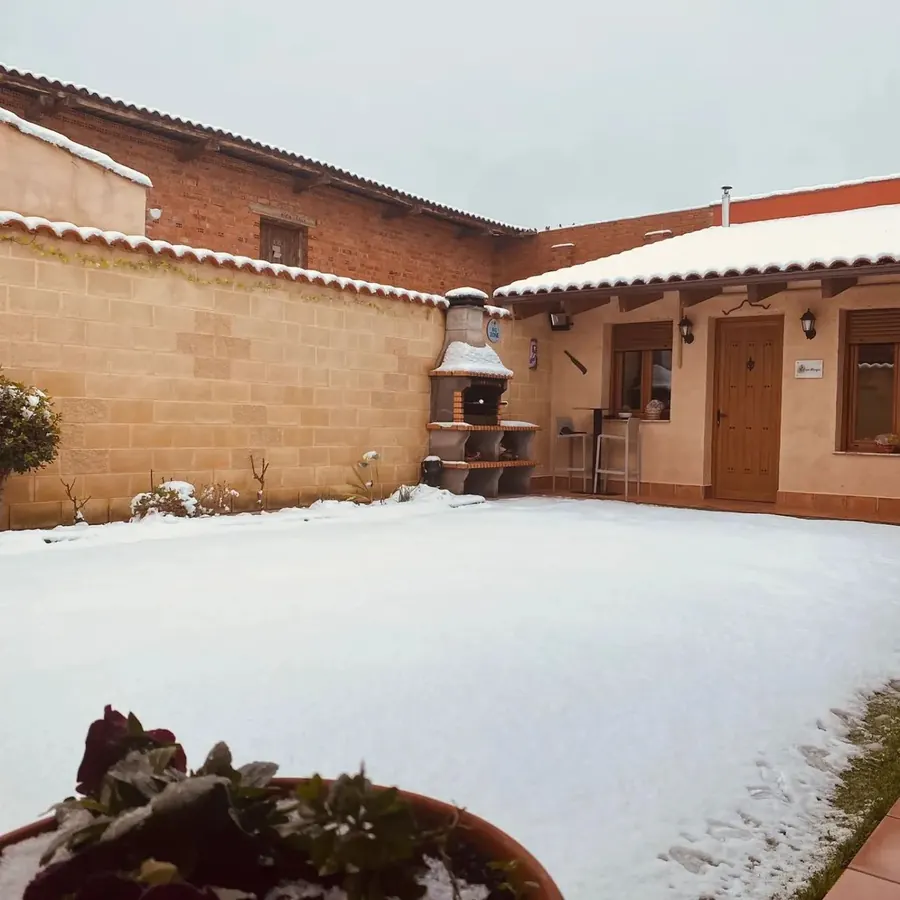 Patio de Casa Margón nevado en invierno