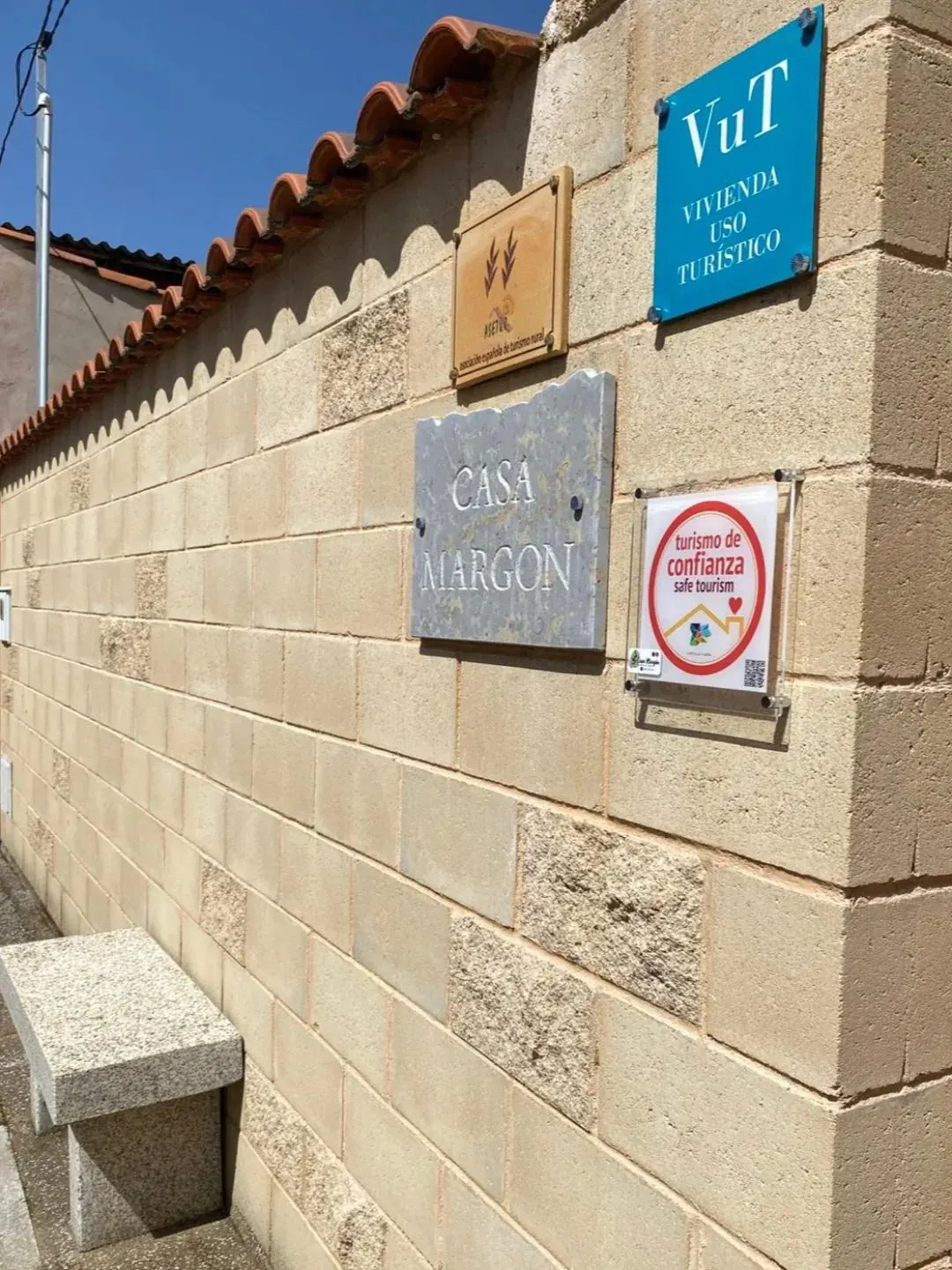 Placas de Casa Margón: Vivienda de Uso Turístico, ASETUR y Turismo de Confianza